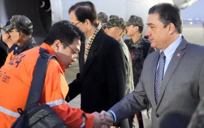 무랏 타메르 주한 튀르키예&nbsp;대사(오른쪽)가 18일 오전 성남 서울공항에서 튀르키예 지진 피해 구호활동을 마치고 귀국한&nbsp;대한민국 해외긴급구호대(KDRT) 대원과 악수하고 있다. 성남=연합뉴스