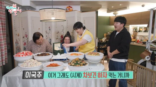 Point of Omniscient Interfere Lee Guk-joo handed the manager a Luxury watch with a birthday gift.In the 235th MBC entertainment program Point of Omniscient Interfere (hereinafter referred to as Point of Omniscient Interfere), which was broadcast on the 18th, Lee Young-ja, Jun Hyun-moo, Kwon Yul, The second story was drawn.MC Jun Hyun-moo said, Lee Guk-joo is a secret operation prepared for three months.Lee Guk-joo turned dim sum into a steamed bread steamer and opened a national food store by introducing an electric rice cake machine for business. Lee Guk-joo was impressed by his own special honey rice cake.Lee Guk-joo had a special time inviting her mother and brother to commemorate the 2022 MBC Broadcast Entertainment Grand Prize Excellence Award.As much as Lee Guk-joo, my mother and my brother, who are sincere about food, laughed at me as I was struggling to take pictures of food.Within a short time, Lee Guk-joo tasted the taste of honey tteokbokki, and he glanced at the gag DNA from the gag DNA to the food.Lee Guk-joo, who calls his mothers back smashing, and Lee Guk-joos arm, who is holding a fish cake skewer, are not joking. Three people, including his younger brother,Lee Guk-joo and his younger brother started to argue about their age and appearance, laughing at each other with their own entertainers.The Lee Guk-joo family, who filled the boat, went on to the managers Surprise birthday party, which was prepared for three months.Lee Guk-joos younger brother groomed the infinite ingredients for a gigantic outfit, while Lee Guk-joo boiled the seaweed soup with an extra large piece of meat, and made the mouth open at a huge scale, including 75 servings.In addition, there was a huge scale feast reminiscent of a business buffet from the Great King Bandit to fruit salad, ribs steamed, noodles, and special beef.After preparing the food, the three people set up a folding screen and took out a cake shaped like a Luxury watch. At the end of the wait, Lee Sang-su Manager appeared and announced the start of the party by singing a birthday song.Lee Sang-su Manager was dressed in a stone hanbok, transformed into an osprey, and took a seat and went out to the storm.Lee Guk-joo gave Lee Sang-su Manager a real Luxury watch that he bought with the money he had collected from Surprise. Luxury watch brand R companys product.In an interview with the production team, Manager said, I was burdened. I was sorry that I did not have a nationality. Lee Guk-joo said, I was not working and I started working again thanks to the Manager.There was a Passbook that I had collected since I was a rookie. I gathered it as much as I could and gave it to me. He explained why he made an expensive gift to the manager who kept him for 10 years.Lee Guk-joo handed a plaque of appreciation to the manager and conveyed his sincere heart. In a touching atmosphere, Lee Guk-joo poured tears and laughed, saying, Am I retiring?