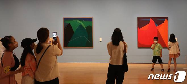 대구미술관은 21일부터 5월28일까지 이건희컬렉션 한국근현대미술 특별전 '웰컴 홈: 개화(開花)'를 연다고 19일 밝혔다. 사진은 지난 2021년 8월 관객들이 이건희 컬렉션 특별전 '웰컴 홈 : 향연饗宴'을 관람하며 'RM ZONE'에서 기념사진을 찍는 모습. 2021.8.3/뉴스1 ⓒ News1 공정식 기자