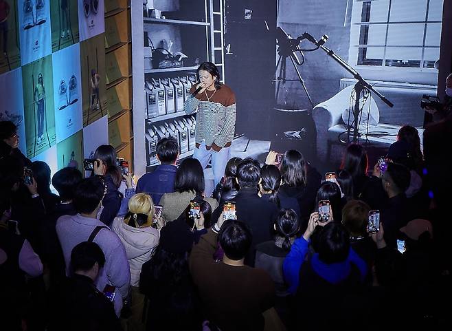 17일 뉴발란스 '990v6' 팝업스토어에서 공연을 펼치는 래퍼 빈지노. /뉴발란스