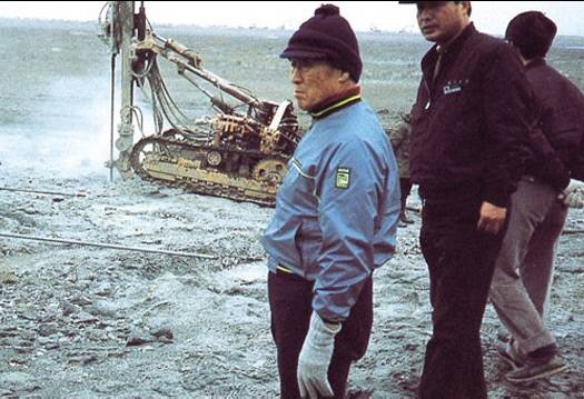 서산AB지구 간척 공사현장을 살펴보는 정주영 회장.(사진 아산정주영닷컴)