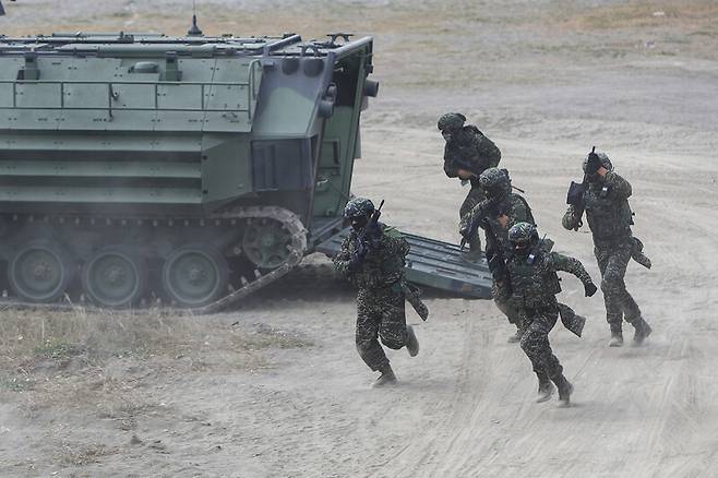 지난달 12일 대만 가오슝 일대에서 열린 군훈련에서 대만 군인들이 상륙돌격장갑차에서 내려 뛰어가고 있다.                                                                                                                                     가오슝/AP 연합뉴스