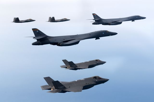 한·미 공군이 지난 2월 1일 서해 상공에서 우리 측의 F-35A 전투기와 미측의 B-1B 전략폭격기 및 F-22·F-35B 전투기 등이 참여한 가운데 연합공중훈련을 시행하는 모습. 연합뉴스