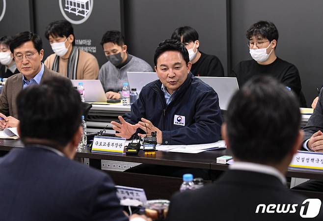 (서울=뉴스1) 신웅수 기자 = 원희룡 국토교통부 장관이 19일 서울 강남구 한 아파트 건설현장에서 열린 건설현장 불법행위 근절 건설사 간담회에서 발언하고 있다. (공동취재) 2023.2.19/뉴스1  Copyright (C) 뉴스1. All rights reserved. 무단 전재 및 재배포 금지.