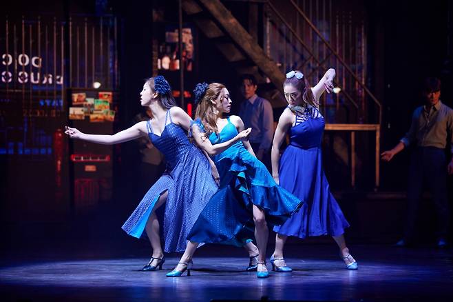 백인 집단 제트를 상징하는 핑거 스냅으로 시작하는 안무 ‘쿨’ [쇼노트 제공]