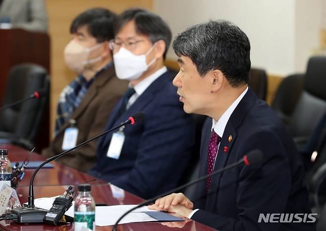 [서울=뉴시스] 이주호 사회부총리 겸 교육부 장관이 지난달 11일 오전 서울 종로구 정부서울청사에서 열린 대학 입학 관계자 간담회에 참석해 발언하고 있다. (사진=뉴시스DB). 2023.02.19. photo@newsis.com