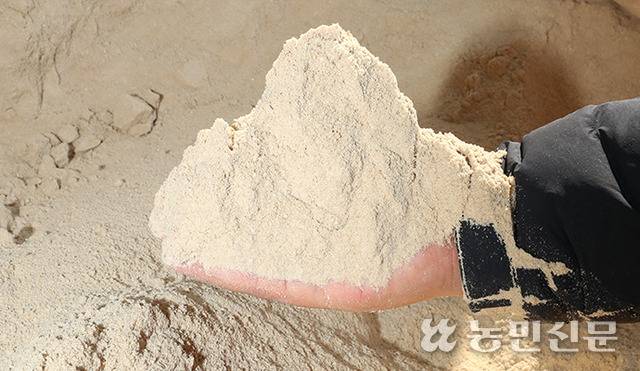 발효하기 전 쌀겨를 분쇄한 가루. ‘미강가루’라고 불린다.