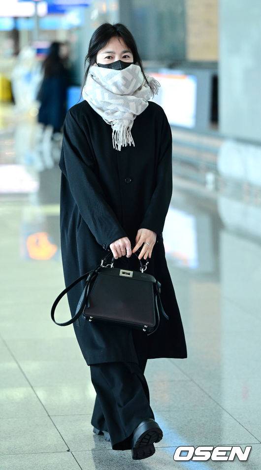 [OSEN=인천공항, 최규한 기자] 배우 송혜교가 19일 오전 이탈리아 밀라노에서 열리는 패션쇼 참석을 위해 인천공항을 통해 출국했다.송혜교가 출국장으로 향하고 있다. 2023.02.19 / dreamer@osen.co.kr