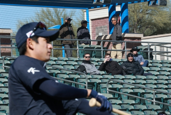 MLB가 주목하는 이정후 - 지난 17일(한국시간) 미국 애리조나주 투손 키노스포츠 콤플렉스에서 열린 월드베이스볼클래식(WBC) 2023 대한민국 대표팀과 프로야구 KBO리그 NC 다이노스와의 연습경기에 앞서 진행된 훈련에서 미국 메이저리그(MLB) 구단 스카우트들이 이정후(키움 히어로즈) 등 대표팀 선수들의 훈련 모습을 살피고 있다. 연합뉴스