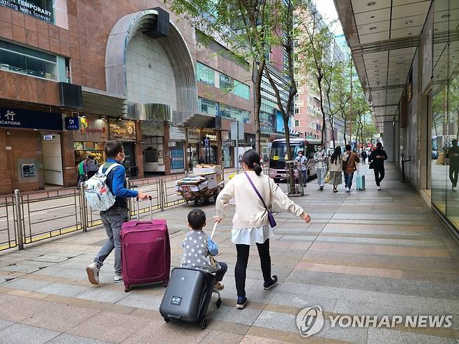 홍콩에 3년만에 나타난 캐리어 끄는 여행객들 (홍콩=연합뉴스) 윤고은 특파원 = 18일 홍콩 침사추이 거리의 모습. 2023.2.18.