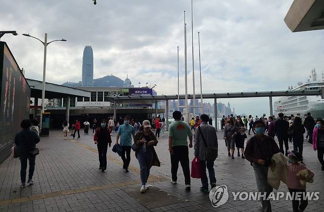 홍콩 침사추이 페리 터미널 (홍콩=연합뉴스) 윤고은 특파원 = 18일 홍콩 침사추이 페리 터미널 앞의 모습. 2023.2.18.