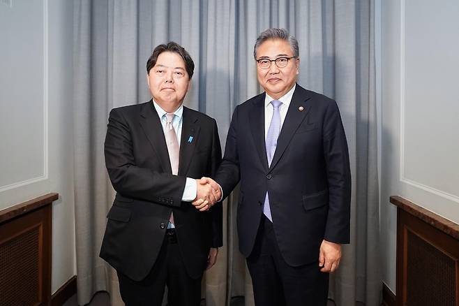 한일 외교장관 뮌헨서 회담…강제징용 집중논의 한일 외교수장이 18일(현지시간) 독일 뮌헨안보회의에서 회담하고 있다. [외교부 제공=연합뉴스]