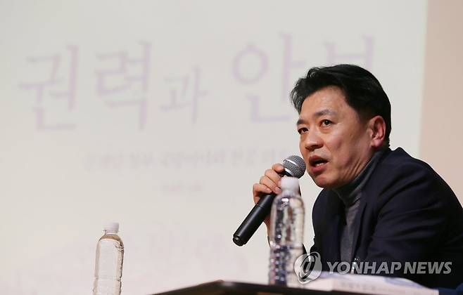 북콘서트 하는 부승찬 전 국방부 대변인 (제주=연합뉴스) 변지철 기자 = 19일 오후 제주시 김만덕기념관에서 부승찬 전 국방부 대변인이 자신의 신간 '권력과 안보-문재인 정부 국방비사와 천공 의혹' 북콘서트를 진행하고 있다. 2023.2.19 bjc@yna.co.kr