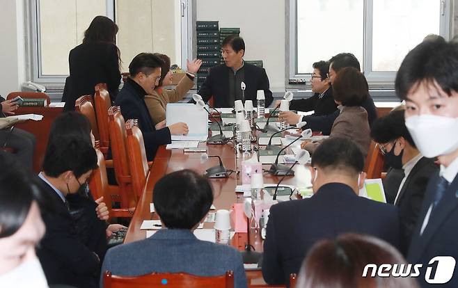 이학영 환경노동위원회 안건조정위원장이 17일 오후 서울 여의도 국회에서 환경노동위원회 안건조정위원회를 주재하고 있다. (공동취재) 2023.2.17/뉴스1 ⓒ News1 허경 기자