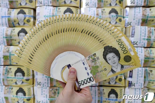 20일 서울 중구 KEB하나은행 위변조대응센터에서 직원이 오만원권 지폐를 살펴보고 있다. (사진은 기사 내용과 무관함) 2019.6.20/뉴스1 ⓒ News1