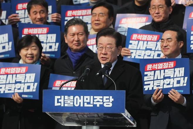 이재명 대표가 17일 국회 본청 앞 계단에서 열린 윤석열 정권 검사독재 규탄대회에서 발언하고 있다. 2023.2.17/뉴스1 ⓒ News1 허경 기자 /사진=뉴스1