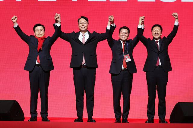 황교안·천하람·안철수·김기현 국민의힘 당대표 후보(왼쪽부터)가 지난 16일 광주 김대중컨벤션센터에서 열린 제3차 전당대회 광주·전북·전남 합동연설회에서 인사하며 기념 촬영하고 있다. 연합뉴스