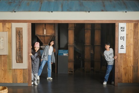 문시윤 학생모델·노주하·김현준(왼쪽부터) 학생기자가 농업의 역사와 미래를 살펴보기 위해 국립농업박물관을 찾았다.