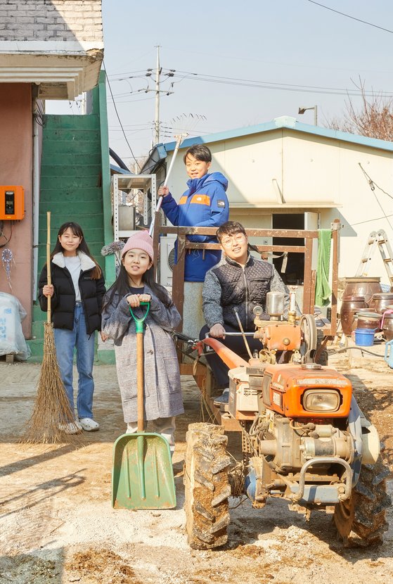 노주하 학생기자·문시윤 학생모델·김현준 학생기자가 청년 농부 한태웅(맨 오른쪽)의 농장을 방문해 농업의 가치에 대해 알아봤다.