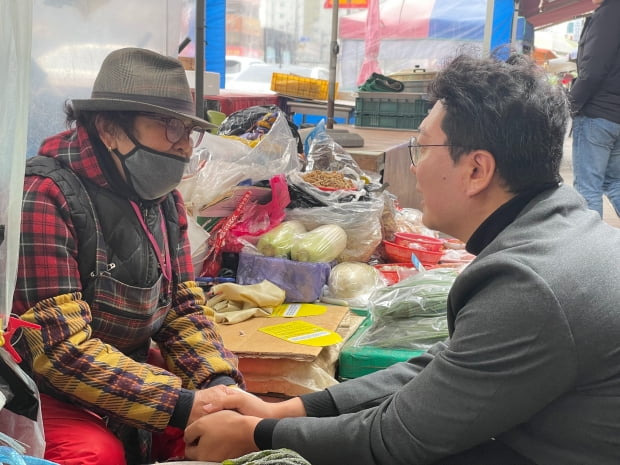 19일 영천공설시장에서 상인과 인사를 나누는 천하람 당대표 후보 / 사진=최해련•오유림 기자