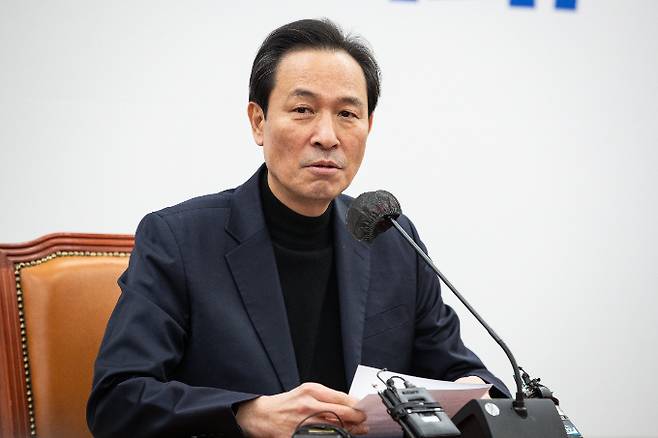 우상호 더불어민주당 의원이 이재명 대표의 체포동의안이 부결될 것으로 전망했다. 사진은 지난해 12월18일 서울 여의도 국회에서 기자회견을 열고 이태원 참사 진상조사와 관련된 입장을 밝히는 우 의원. /사진=뉴스1