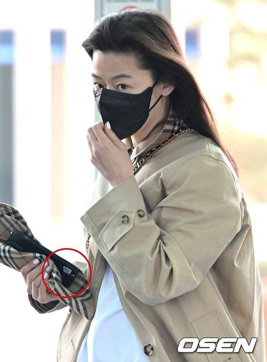 [OSEN=인천공항, 최규한 기자]전지현이 출국장으로 향하고 있다. 2023.02.19 / dreamer@osen.co.kr