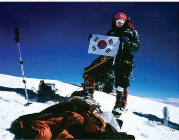 정상욱 전 상무의 만류에도 불구하고 원정을 감행, K2 정상에 선 오은선 대장. 한국 여성 최초의 등정 기록이기도 했다.