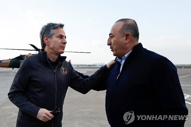 토니 블링컨 미 국무장관과 메블뤼트 차우쇼을루 튀르키예 외무장관 (아다나 로이터=연합뉴스) 토니 블링컨 미국 국무장관이 19일(현지시간) 튀르키예 아다나 인질릭 공군기지에 도착해 메블뤼트 차우쇼을루 튀르키예 외무장관과 만났다. 2023.2.19 photo@yna.co.kr