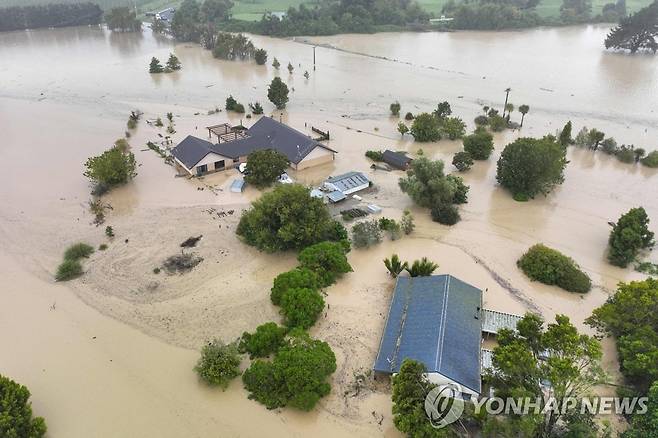 사이클론으로 물에 잠긴 뉴질랜드 북섬 마을 (네이피어[뉴질랜드] AFP=연합뉴스) 14일(현지시간) 뉴질랜드 북섬 네이피어시(市) 인근의 해안 마을이 홍수로 물에 잠겨 있다. 뉴질랜드 정부는 사이클론 '가브리엘'이 지난 12일 북섬을 강타해 홍수와 산사태 등 피해를 야기하자 이날 국가비상사태를 선포했다. 2023.02.14 ddy04002@yna.co.kr