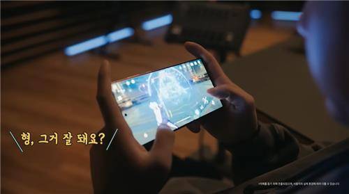 삼성이 지난 17일 공개한 갤럭시 S23 홍보 영상의 '원신' [삼성전자 유튜브 채널 캡처]