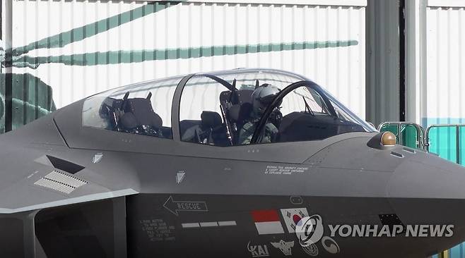 최초 비행 성공한 KF-21 시제 4호기 (서울=연합뉴스) 방위사업청이 20일 한국형전투기 KF-21 시제 4호기가 경남 사천에 있는 제3훈련비행단에서 이륙하여 11시 19분부터 34분 동안 최초비행에 성공했다고 밝혔다. 사진은 이륙 준비하는 KF-21 시제 4호기. 2023.2.20 [방위사업청 제공. 재판매 및 DB 금지] photo@yna.co.kr