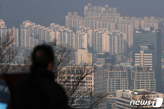 지난해 12월 전국 미분양 주택이 6만8000가구에 육박하며 한달만에 1만여가구가 증가한 것으로 나타났다. 전국 미분양 주택 물량 통계가 6만가구 이상을 기록한 것은 지난 2015년(6만2000가구) 이후 7년 만이다. 사진은 1일 서울 중구 남산에서 바라본 도심 아파트 단지 모습. 2023.2.1/뉴스1 ⓒ News1 민경석 기자