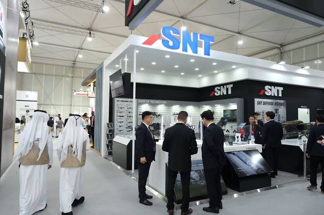 NT모티브는 특수작전용 기관단총 STC-16과 K15·K16 기관총 등 각종 신형 소구경 화기류들을 선보였다. (사진제공=SNT모티브)