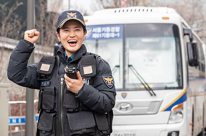 지난 17일 서울 중구 미 대사관저 앞에서 이수진 서울청 61기동대장이 무전기를 들고 환하게 웃고 있다. 이씨는 최근 경찰 역사상 처음으로 남성 기동대원을 지휘하는 여성 대장이 됐다. /이태경 기자