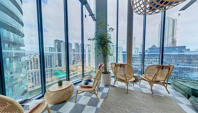 영국 런던에 있는 코리빙 하우스 '콜렉티브'의 일광욕실(Sun room) 전경. /콜렉티브 웹사이트 캡처