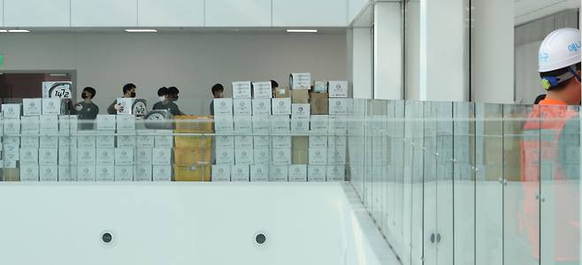 지난 15일 오전 행정안전부가 세종시 정부세종청사 중앙동 신청사로 입주하기 위해 사무용 가구 등 이삿짐을 옮기며 관계자들이 분주한 모습을 보이고 있다. /뉴스1