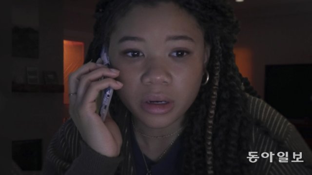 영화 ‘서치2’에서 준(스톰 리드)이 실종된 엄마 그레이스(니아 롱)를 찾기 위해 전화를 걸고 있다. 소니 픽쳐스 코리아 제공
