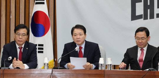 성일종(가운데) 국민의힘 정책위의장이 10일 오전 서울 여의도 국회 본관에서 열린 당 현안점검회의에서 발언하고 있다.<연합뉴스>