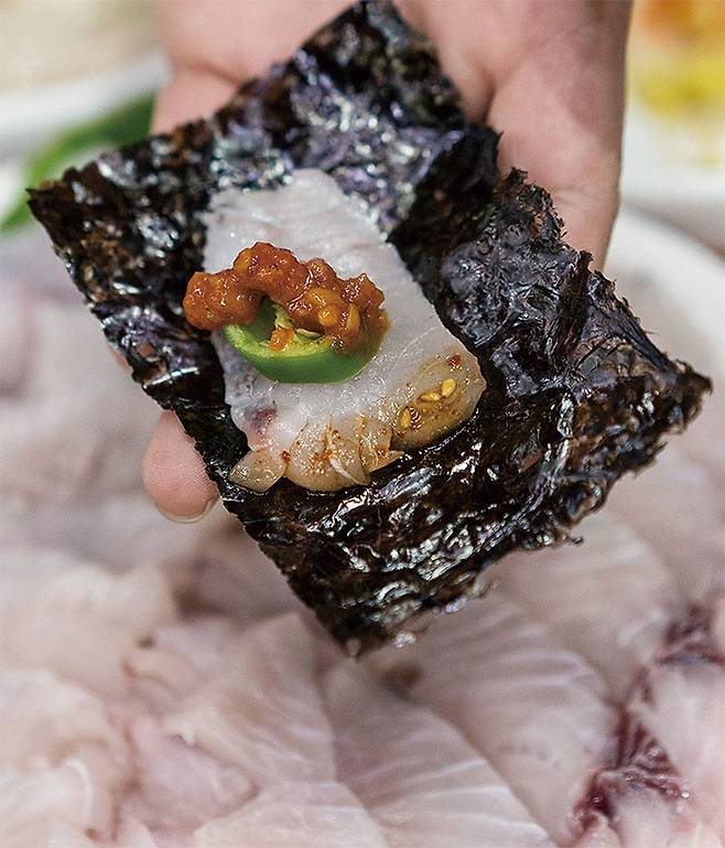 입에서 사르르 녹는 삼치회 한 점. 사진 최갑수