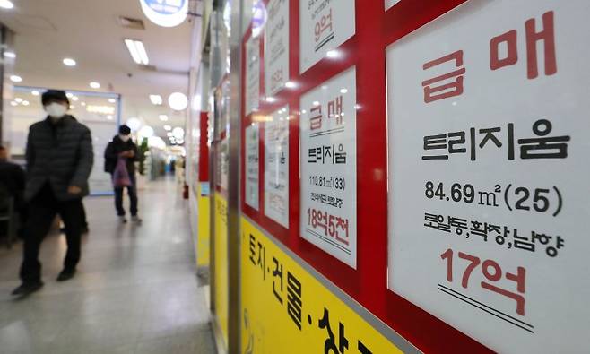 오는 23일 열리는 한국은행 금융통화위원회의 기준금리 인상 여부를 놓고 향후 부동산 시장에 미칠 파장에 관심이 집중되고 있다. 뉴스1