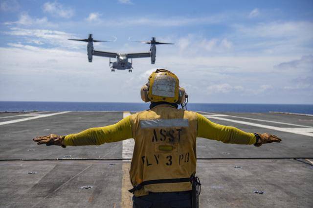 미 해병대 MV-22 오스프리 수직이착륙기가 니미츠 항공모함 주변에서 비행하는 모습. 워싱턴 연합뉴스