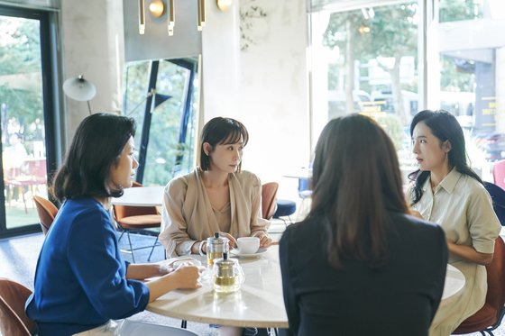 드라마 '일타스캔들'에서 학원 주변 카페에 모여 각종 입시 정보를 공유하는 입시맘들. tvN