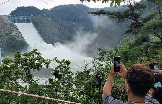 지난해 15일 강원 춘천시 소양강댐이 닷새째 수문을 열고 물을 하류로 흘려보내고 있다. 연합뉴스