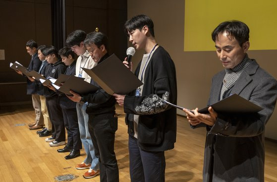 21일 오후 서울 동자 아트홀에서 열린 새로고침 노동자협의회 발대식에서 유준환 새로고침 노동자협의회 의장이 결의문 낭독을 하고 있다. [연합뉴스]