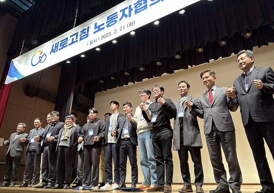 〈YONHAP PHOTO-3108〉 새로고침 노동자협의회 발대식   (서울=연합뉴스) 윤동진 기자 = 21일 오후 서울 동자 아트홀에서 열린 새로고침 노동자협의회 발대식에서 김문수 경제사회노동위원회 위원장(오른쪽 두 번째)과 유준환 의장(오른쪽 일곱 번째)을 비롯한 내빈들이 기념촬영을 하고 있다. 2023.2.21   mon@yna.co.kr/2023-02-21 16:05:02/ 〈저작권자 ⓒ 1980-2023 ㈜연합뉴스. 무단 전재 재배포 금지.〉