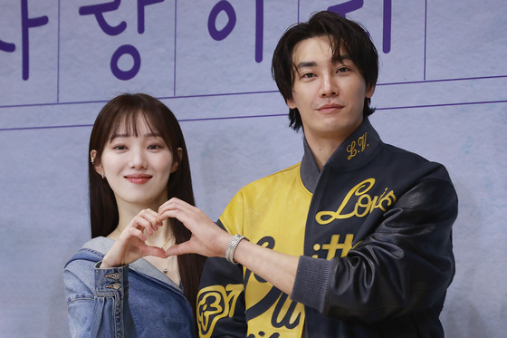 Lee Sung-kyung, left, and Kim Young-kwang pose for a photo during a press conference for Disney+'s ″Call It Love″ at a hotel in Dongdaemun District, eastern Seoul, on Tuesday. [YONHAP]