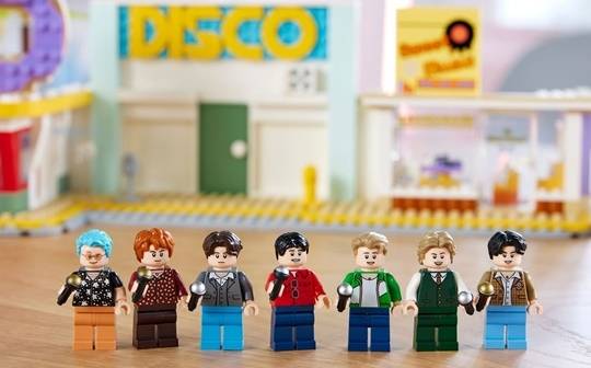 BTS 피겨가 담긴 다이너마이트 레고 세트. 제공|레고그룹