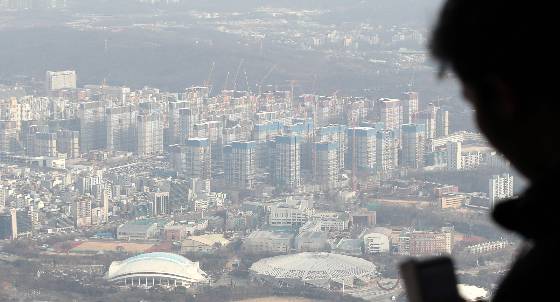 고금리 여파로 부동산 한파가 지속되며 수년간 유지해온 청약통장을 해지하는 이들이 늘었다. 청약통장 예치금 또한 크게 줄어 조만간 100조원 아래로 떨어질 전망이다. 21일 국회 기획재정위원회 양경숙 의원실(더불어민주당·비례대표)에 따르면 지난달 청약통장 가입자수는 2774만명으로 지난해 6월(2860만명)에 비해 86만명 감소했다./사진=뉴스1