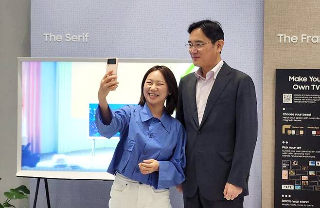 [서울=뉴시스] 이재용 삼성전자 부회장이 26일 수원시 삼성전자 사업장을 방문해 MZ 세대 직원들과 간담회에 참석해 직원과 사진을 찍고있다. (사진=삼성전자 제공) 2022.08.26. photo@newsis.com *재판매 및 DB 금지