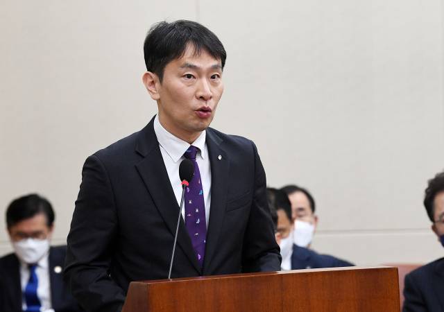 이복현 금융감독원장이 21일 서울 여의도 국회에서 열린 정무위원회에서 인사말을 하고 있다. 권욱기자